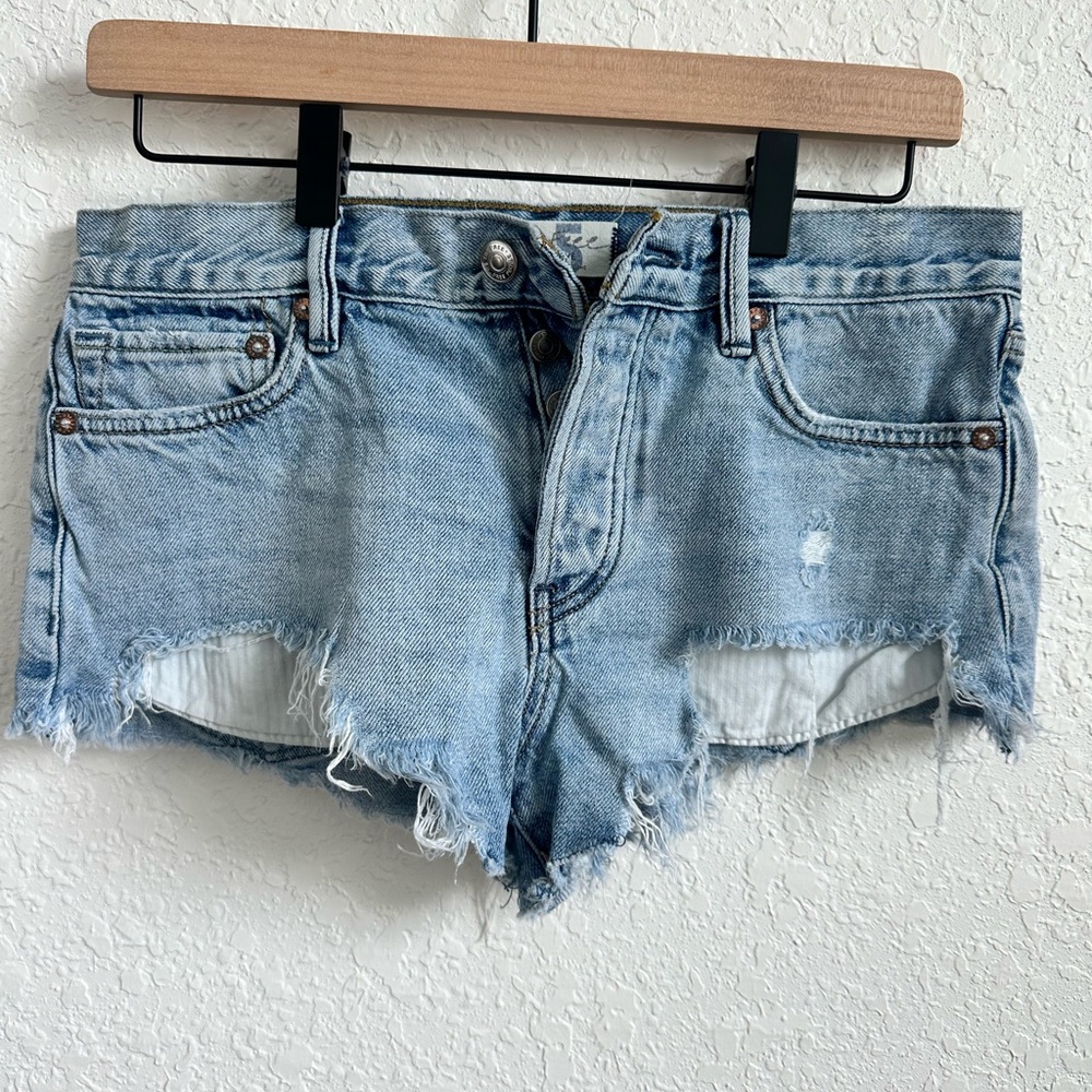 WE THE FREE CUTOFF BLUE JEAN SHORTS SIZE 25